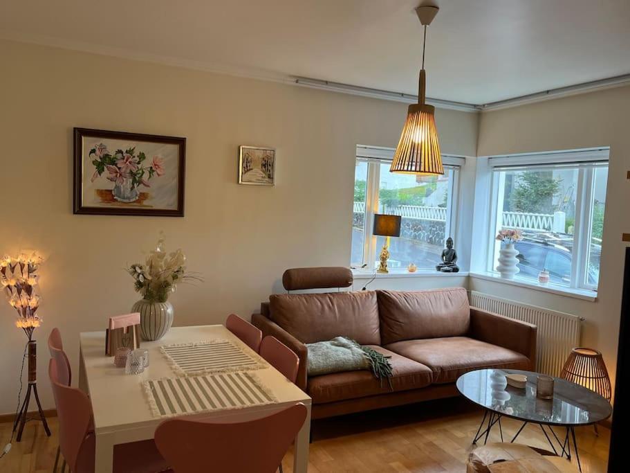 Charming 3 Bedroom Apartment Ακουρέιρι Εξωτερικό φωτογραφία